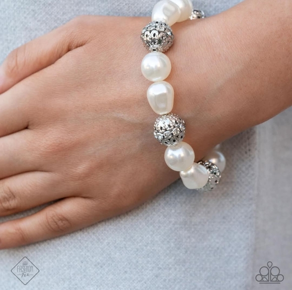 High Class Headline White Bracelet Stretchy Pearly Fashion Jewelry - Picture 2 of 2